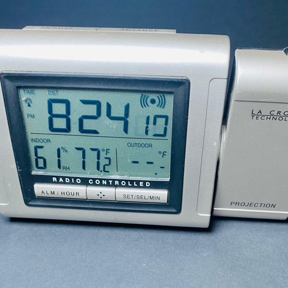 Silver‎ Projection Clock - Picture 6 of 7